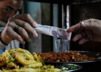 الدولار يتحرك أمام الجنيه المصري.. أول ارتفاع منذ استقالة طارق عامر