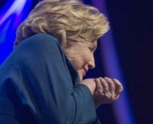 فيديو: إمرأة تقذف هيلاري كلينتون بحذاء اثناء كلمة في لاس فيجاس