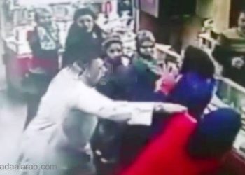 بالفيديو.. صاحب محل ذهب يلقن سارقة درساً قاسياً
