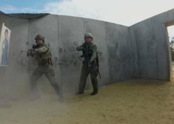 فيديو: 5 أمور ضرورية عليك التقيد بها عندما تقع رهينة بأيدي إرهابيين