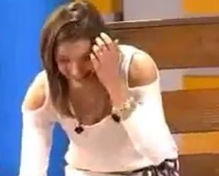 فيديو: مذيعة تتعرض لحادث قوي مباشرة على الهواء