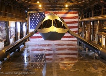 قارب سريع قتالي الإمكانات يمكنه الطيران فوق الماء