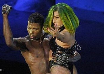 ليدي غاغا شبه عارية