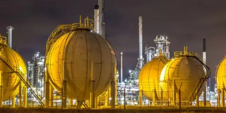 أسعار الغاز في أوروبا فوق عتبة 3200 دولار للمرة الأولى منذ آذار/مارس