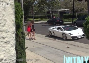 بالفيديو.. شاهد كيف جذب الفتيات دون أن يتكلم كلمة واحدة