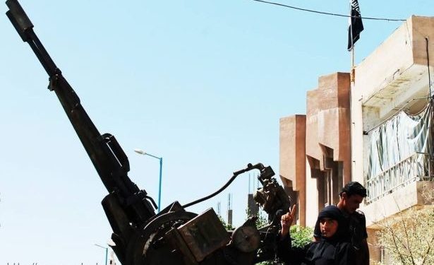 داعش يسيطر على مطار الطبقة العسكري ويعلّق رأساً مقطوعاً على حاجز للنظام