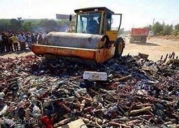 بالصورة: داعش تعدم الاراجيل في ساحة عامة وتحرم السجائر والمعسل