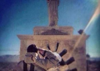 مقاوم في حزب الله يؤدي التحية لتمثال العذراء في يبرود؟