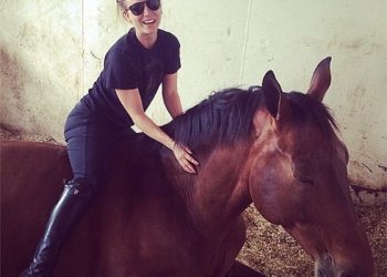 بالفيديو.. حصان يعاقب فتاة خاضت تحدي