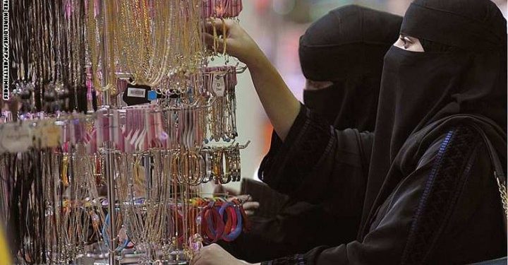 السعودية: إنذار 27 محلاً بالرياض لمخالفة قرار التأنيث