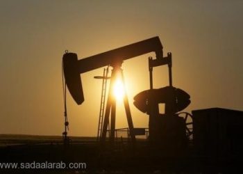 برنت يهبط لأدنى مستوى في 16 شهرا دون 100 دولار بفعل بيانات ضعيفة