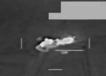 بالفيديو-شاهد لحظة شن غارة جوية أمريكية على شاحنة همفي لـ داعش