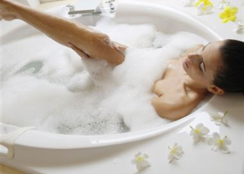 3 خطوات غريبة لخسارة الوزن خلال الاستحمام!