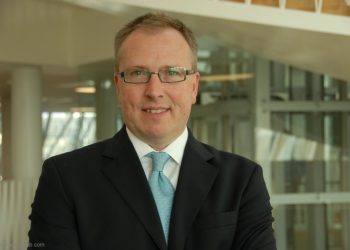 المعادن الثمينة تغرد خارج السرب بينما أسعار النفط تصب جام غضبها على السلع