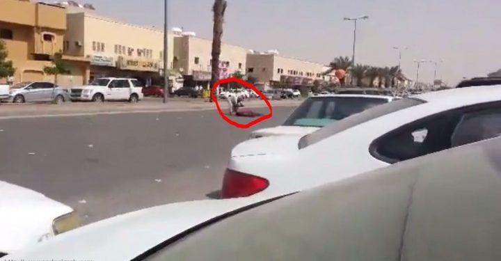 فيديو: سعودي يقتل هندي طعناً أمام الجمهور