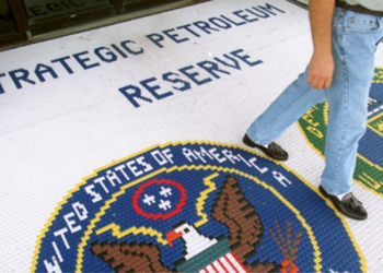 أمريكا تستعد لتجاوز السعودية كأكبر منتج للنفط.. هل يعاني احتياطي أمريكا الاستراتيجي النفطي من تخمة?