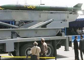 إيران تختبر صاروخي نازعات وفجر 5