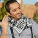 فيديو: وصمة عار لـ علي الديك علم بلاده يداس بالاقدام وهو يتابع الغناء