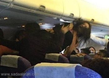 بالفيديو: مشاجرة نسائية عنيفة على متن طائرة!