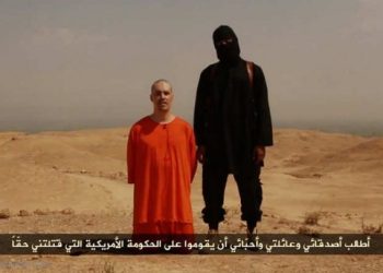 الأمن الأمريكي توصل لاحتمال قوي عن هوية عنصر داعش الملثم الذي قتل الصحفي فولي