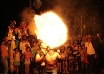 مسرح اسطنبولي يعود الى الشارع بكرنفال تيرو وفنون الفرجة