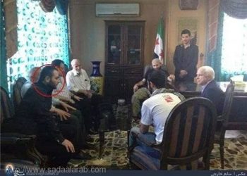 انتشار صورة لأبوبكر البغدادي مع جون ماكين على الحدود السورية التركية