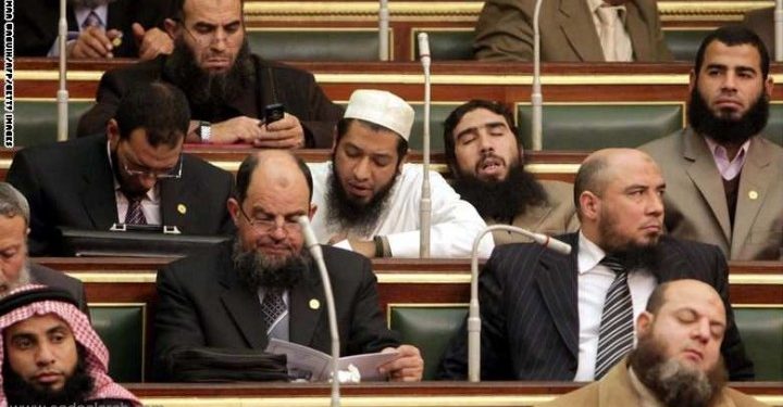 مصر.. حزب النور ينفي التشاور مع الإخوان المنشقين ومحلب يعلن الحرب على الإهمال