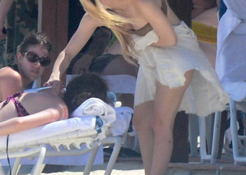 بالصور- هكذا بدت المثيرة أفريل لافيني على شاطئ المكسيك!