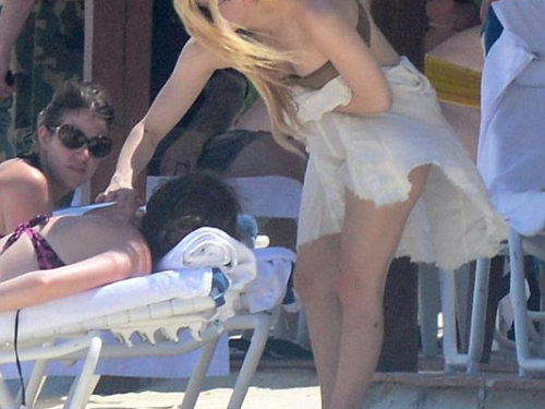 بالصور- هكذا بدت المثيرة أفريل لافيني على شاطئ المكسيك!