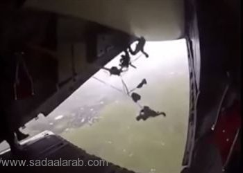 بالفيديو.. لن تحسدوا هذا الرجل الذي علق خارج الطائرة في السماء!