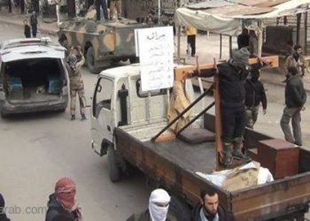 بالصور: قطعوا رأسه، وصلبوه على شاحنة وجالوا به في شوارع الغوطة!
