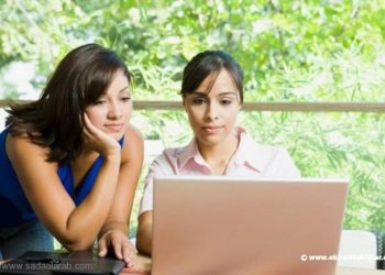 الى أي درجة وضع شاشة اللابتوب أمام النافذة: خطر ؟!