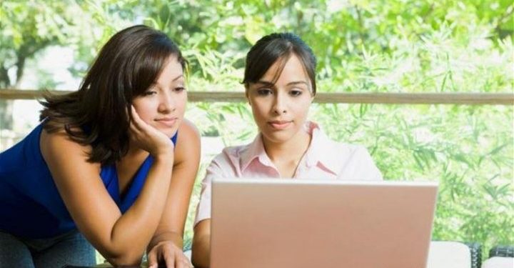 الى أي درجة وضع شاشة اللابتوب أمام النافذة: خطر ؟!