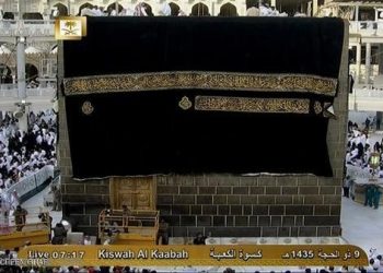 الكعبة ترتدي أغلى ثوب في العالم