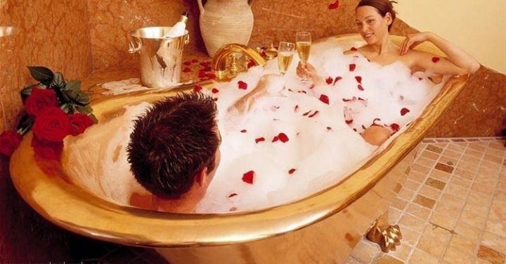 لهذه الأسباب... إستحمي مع زوجك!