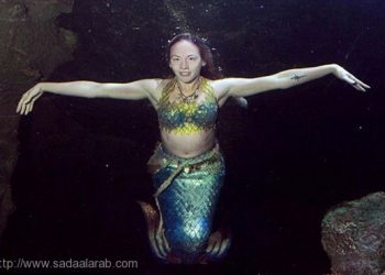 بالصور.. بريطانية تتحول لعروس بحر هربا من آلام العمود الفقري