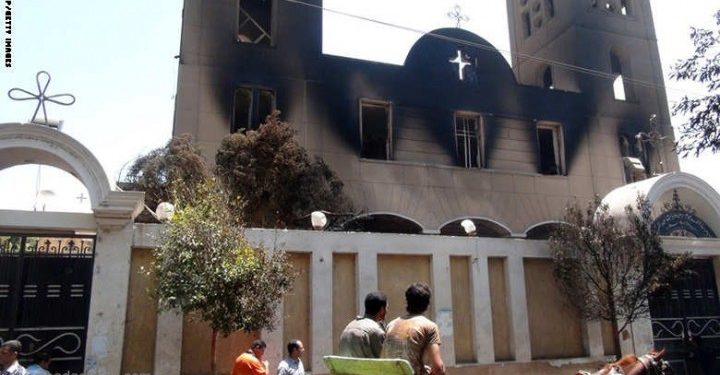 مصر.. الأمن يحاصر قرية بالمنيا بعد مصادمات طائفية بين مسلمين ومسيحيين
