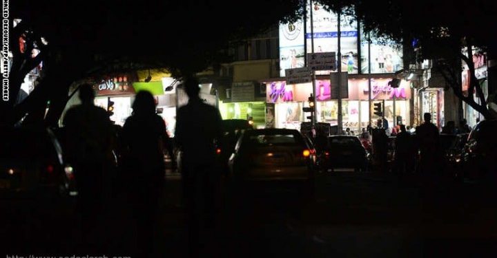 مصريون على تويتر: لا سيسي ولا مرسي كلنا في الضلمة منورين