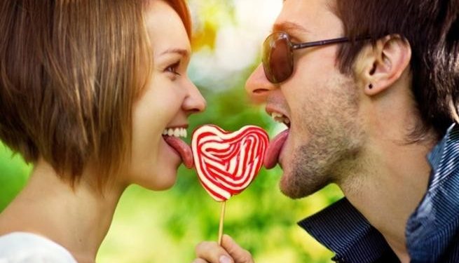 كيف تتصرفين حين ينظر حبيبك الى أخرى؟
