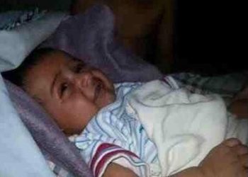 صورة: سعودي يصور جنياً مبتسماً بجوار طفله الرضيع
