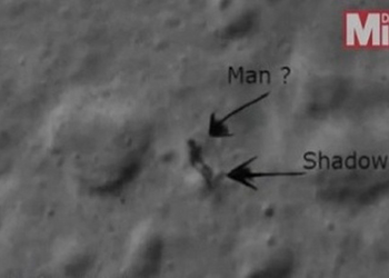 بالفيديو - مخلوق غريب يظهر على سطح القمر!