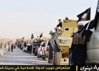 استعراض مهيب لداعش في الموصل وتحذر: لا عذر لمن يتخلف عن البيعة