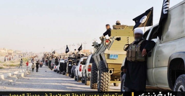 استعراض مهيب لداعش في الموصل وتحذر: لا عذر لمن يتخلف عن البيعة