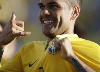 الظهير البرازيلي دانييل الفيس يخطط للرحيل عن برشلونة