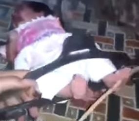 فيديو: أب يجلد طفلته الرضيعة بالعصا دون رحمة