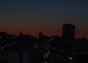 إنتاج الكهرباء سيتوقف في جميع الأراضي اللبنانية الجمعة مع نفاد مخزون “الغاز أويل” في معمل الزهراني