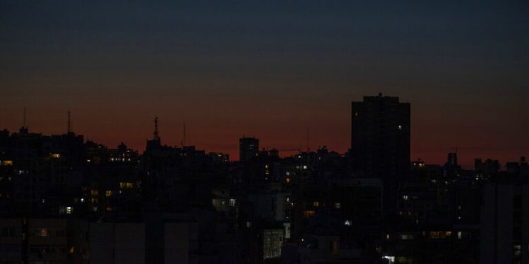 إنتاج الكهرباء سيتوقف في جميع الأراضي اللبنانية الجمعة مع نفاد مخزون “الغاز أويل” في معمل الزهراني