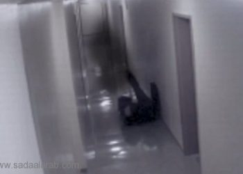 فيديو مخيف: "شبح" يفاجئ شاباً داخل ممر مبنى.. ويجرّه من قدميه محاولاً اختطافه