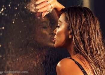 بالصور.. مايا دياب تقبّل مصوّرها وتضج إثارةً في الأبيض