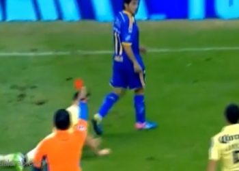 بالفيديو: 3 بطاقات حمراء ركلة جزاء وطرد الحارس في 8 دقائق!